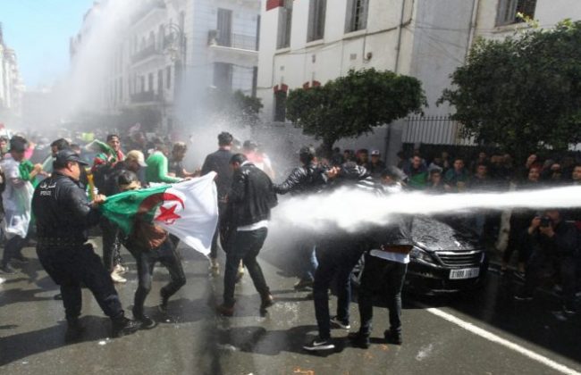 عاجل الشرطة  بالجزائر تستخدم الغاز المسيل للدموع لتفريق متظاهرين بالجزائر العاصمة